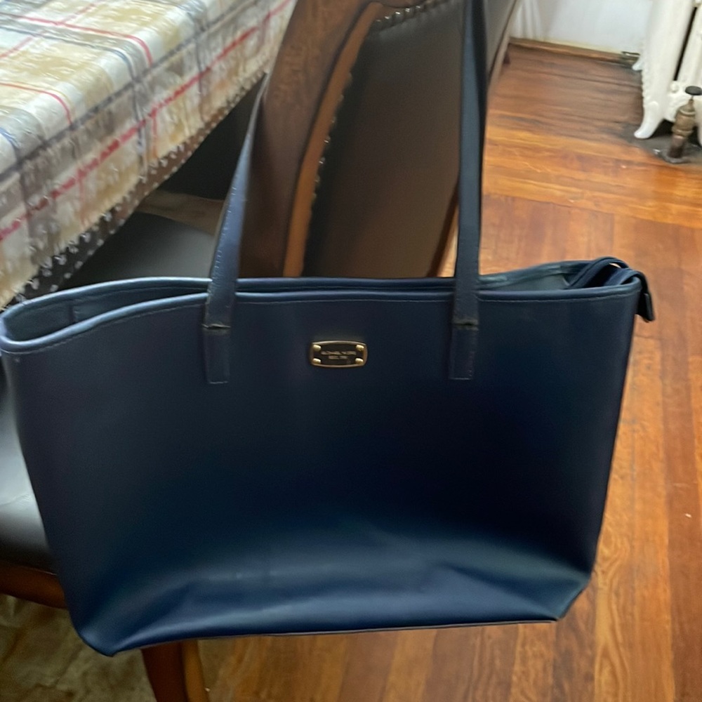 🎁PRICE REDUCED MICHAEL KORS EXTRA LARGE NAVY TOTE SPECIAL (FREE GIFT 🎁